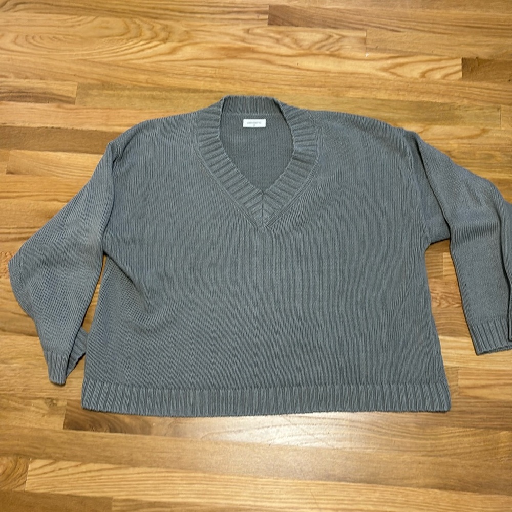 Great used condition | James Street Co v-neck sweater in grey | size large
